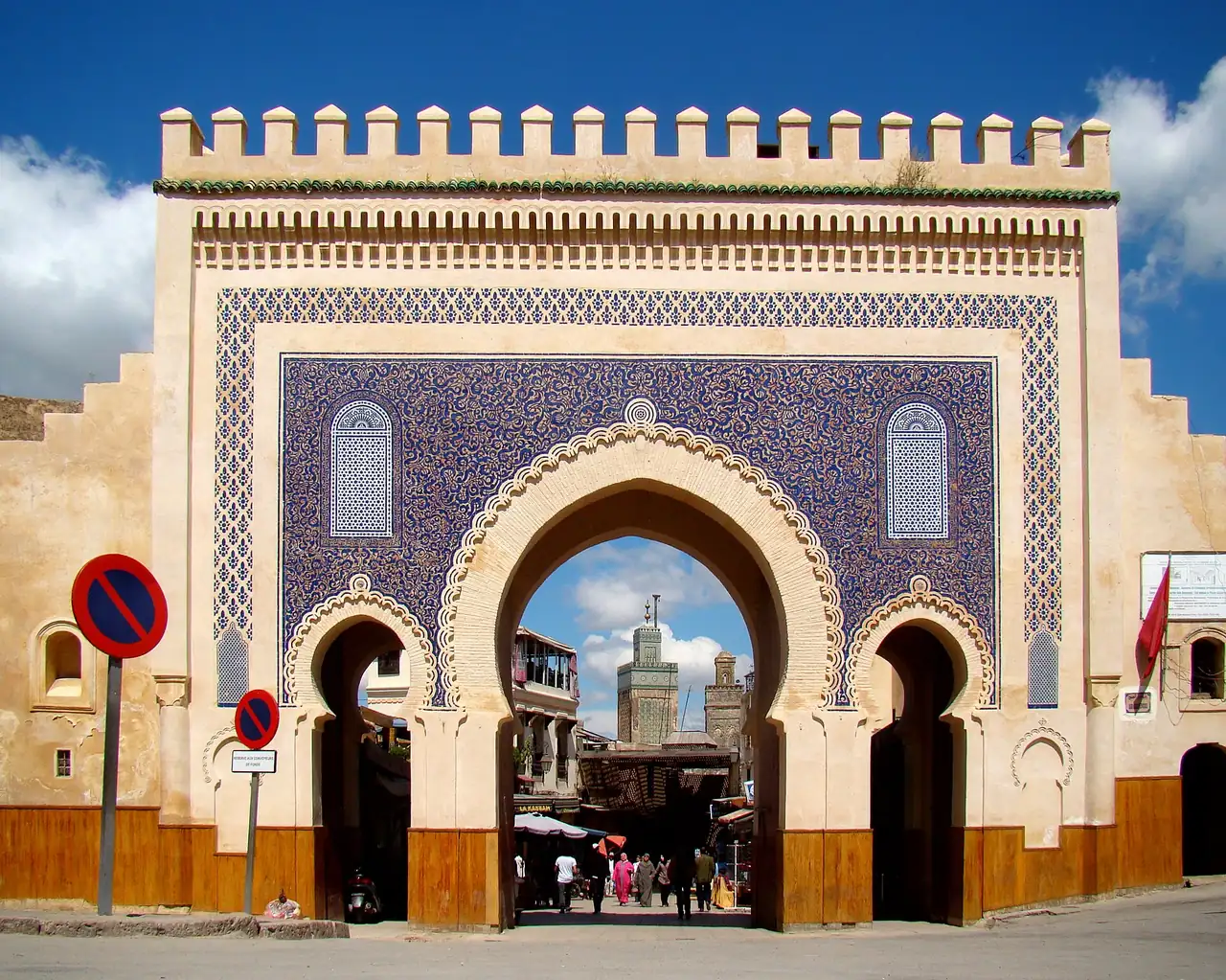 La puerta de azulejos azules Bab Bou Jeloud a la entrada de la medina de Fez