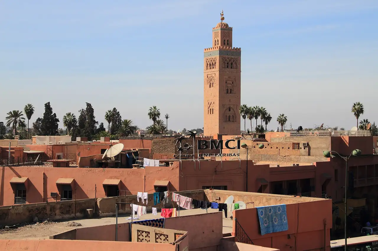 El minarete de la Koutoubia elevándose sobre las palmeras y las azoteas de Marrakech