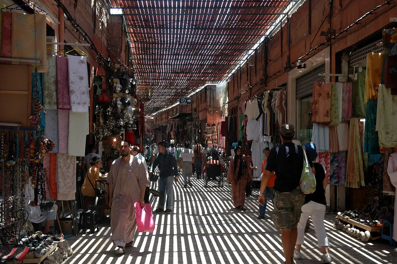 Una calle comercial cubierta en los zocos de Marrakech