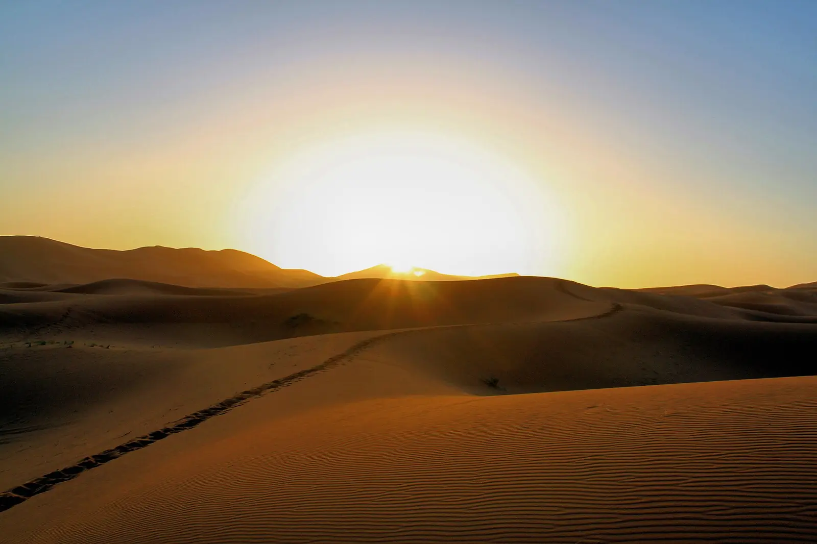 El sol saliendo sobre las dunas de Erg Chebbi, cerca de Merzouga