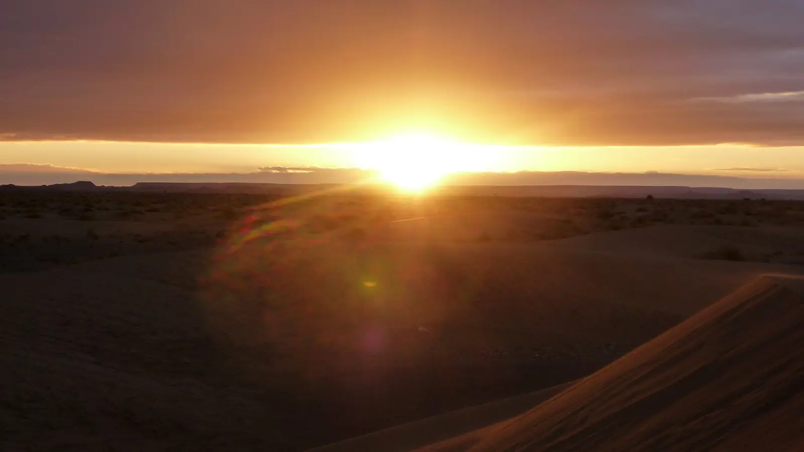 El sol saliendo sobre las dunas de Erg Chebbi en el Sáhara