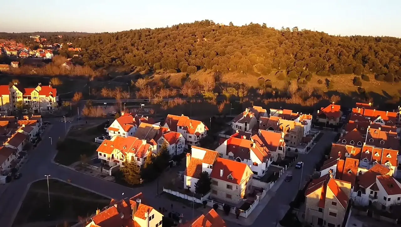 Casas de tejados rojos de Ifrane vistas desde arriba, en la carretera de Fez a Merzouga