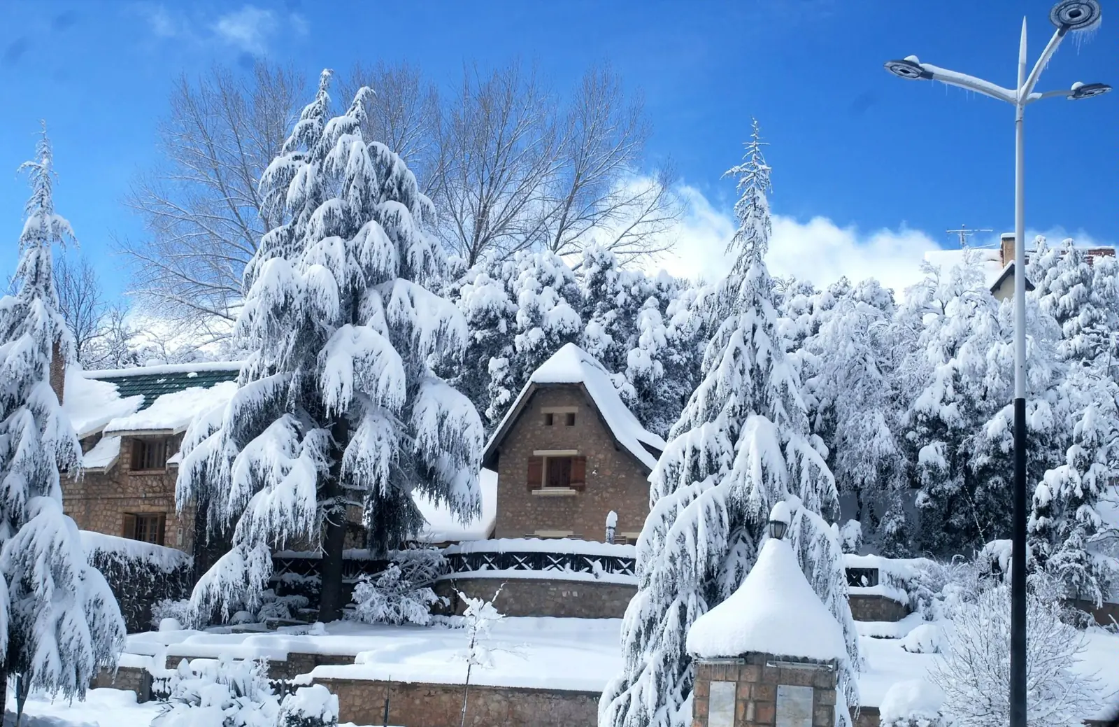 Ifrane nevado en invierno, Atlas Medio, Marruecos