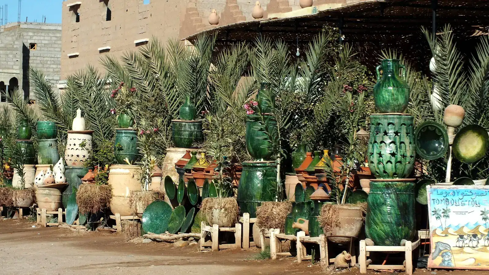 Poteries à glaçure verte exposées devant une échoppe à Tamegroute, près de Zagora
